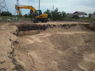 2020.03.10. Насыпной грунт заменили на печаную подушку и послойно тромбовали виброплитой массой 1200 кг. Отрадное, Воронеж.