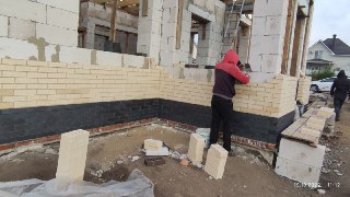 Строительство дома из газосиликатных блоков с облицовкой кирпичом на ленточном монолитном фундаменте в Малышево, Воронеж.